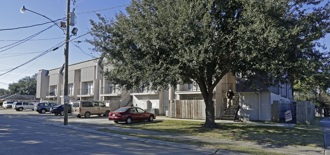 570 W William David Pky in Metairie, LA - Foto de edificio - Building Photo