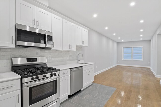 311-315-315 West Side Ave in Jersey City, NJ - Building Photo - Building Photo