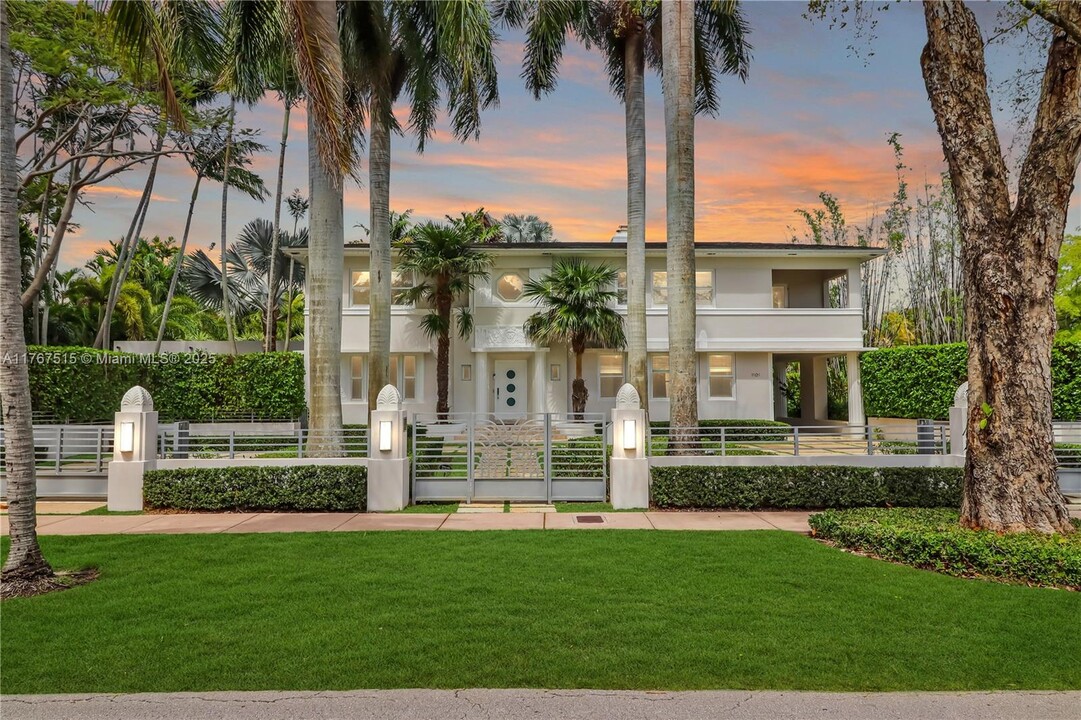 1101 N Greenway Dr in Coral Gables, FL - Building Photo