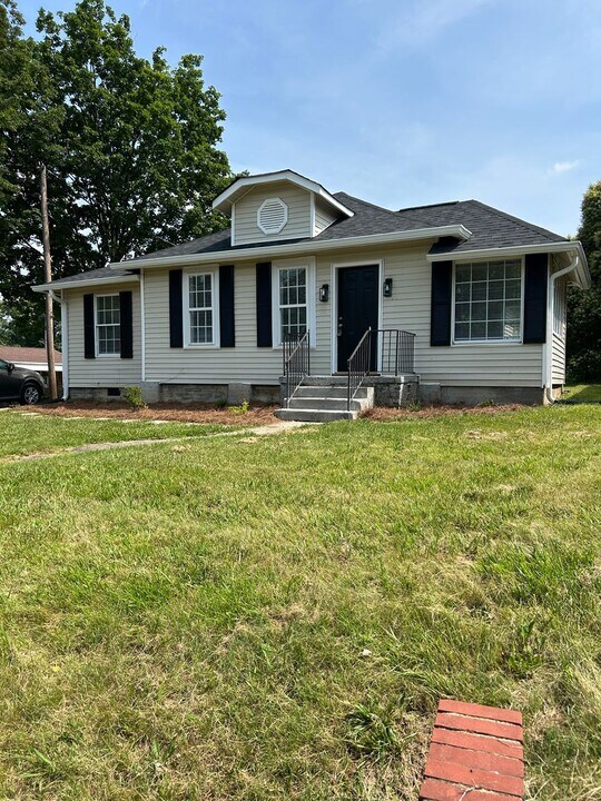 400 W Twenty-Fifth St in Winston-Salem, NC - Building Photo