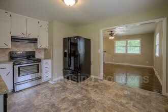 1233 Dickinson Rd in Independence, MO - Foto de edificio - Building Photo