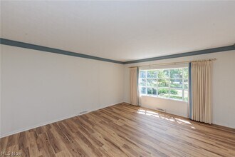 33403 Cromwell Dr in Solon, OH - Building Photo - Building Photo