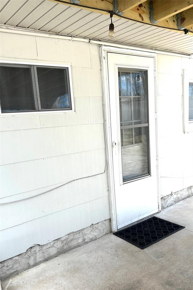 892 Pine Ave in West Islip, NY - Building Photo - Building Photo