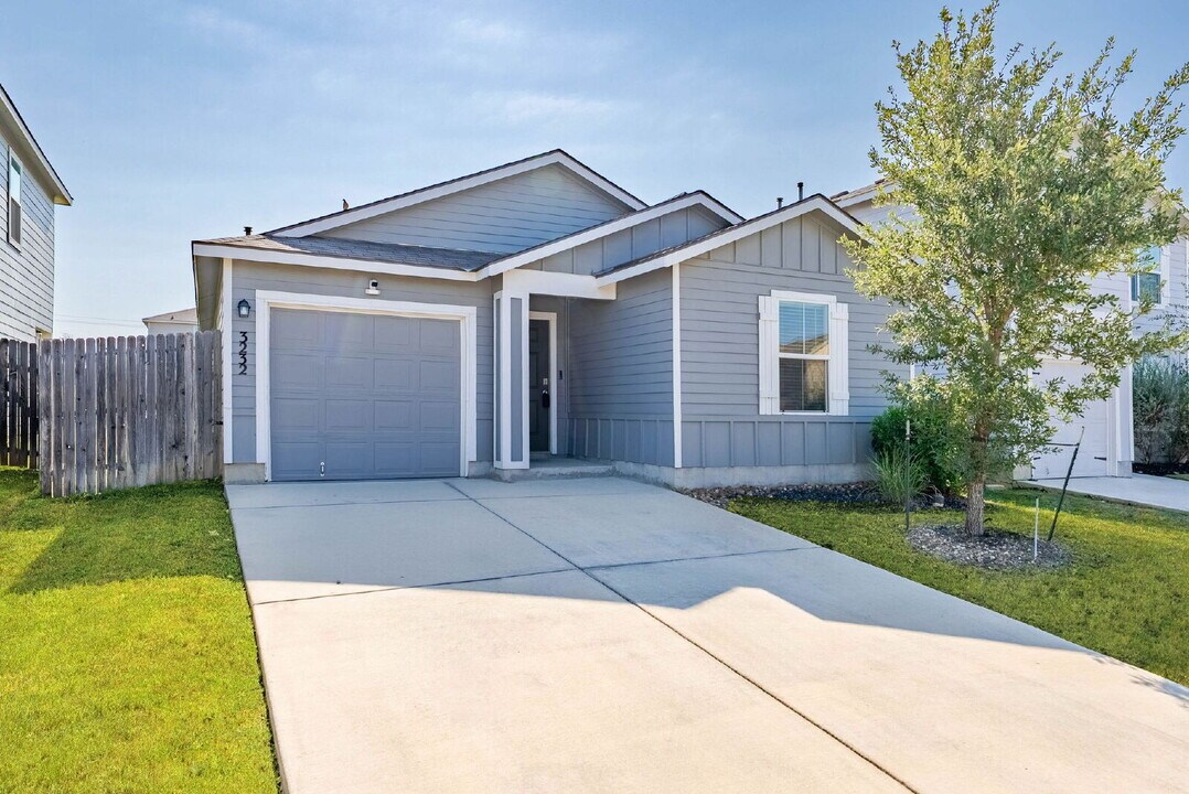 3232 Onion Crk in San Antonio, TX - Building Photo