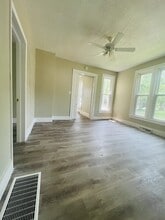 712 W Douglas Ave in Jacksonville, IL - Building Photo - Building Photo
