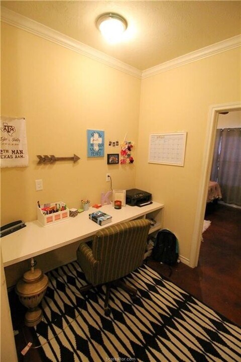 Spacious 4 Bedroom, 3 Bathroom House in Ho in College Station, TX - Building Photo