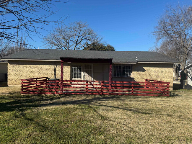 1410 Willowbrook St in Lancaster, TX - Building Photo - Building Photo