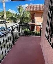 235 Lakeview Dr in Weston, FL - Building Photo - Building Photo