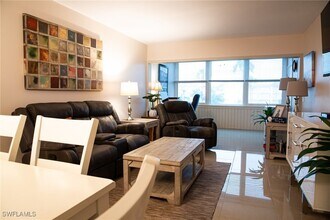 1724 Pine Valley Dr in Ft. Myers, FL - Foto de edificio - Building Photo