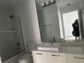 151 SE 1st St, Unit 1006 in Miami, FL - Foto de edificio - Building Photo