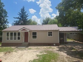 323 Smith Ave in Gilmer, TX - Building Photo