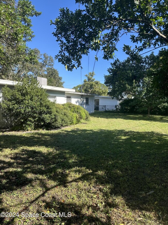 1205 Purdue Way in Cocoa, FL - Foto de edificio - Building Photo