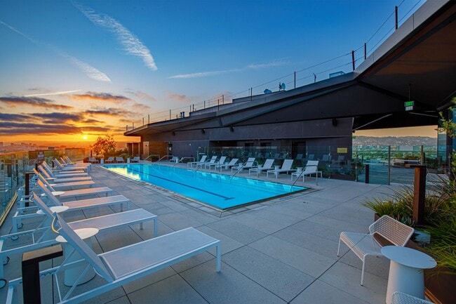 6401 Wilshire Blvd in Los Angeles, CA - Foto de edificio - Building Photo