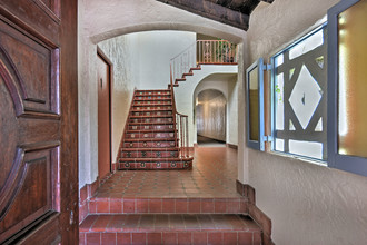 1226 N Havenhurst Dr in West Hollywood, CA - Building Photo - Lobby