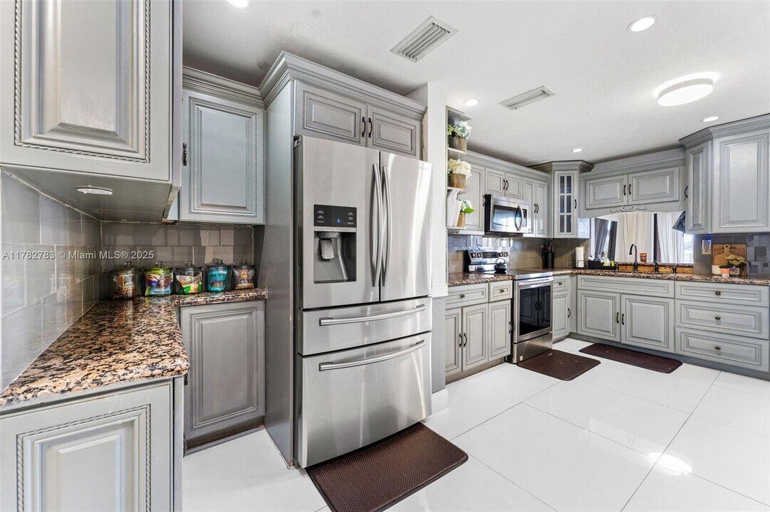 2852 NW 80th Ave in Sunrise, FL - Building Photo