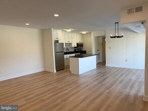 3842 Bel Pre Rd, Unit 12 in Silver Spring, MD - Foto de edificio - Building Photo