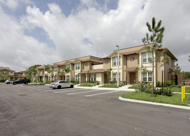 Residences at Crystal Lake Phase 2 in Pompano Beach, FL - Foto de edificio - Primary Photo