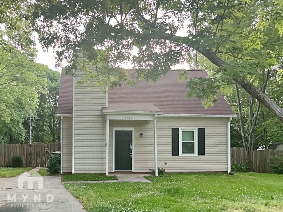 6732 Woodwedge Dr in Charlotte, NC - Building Photo