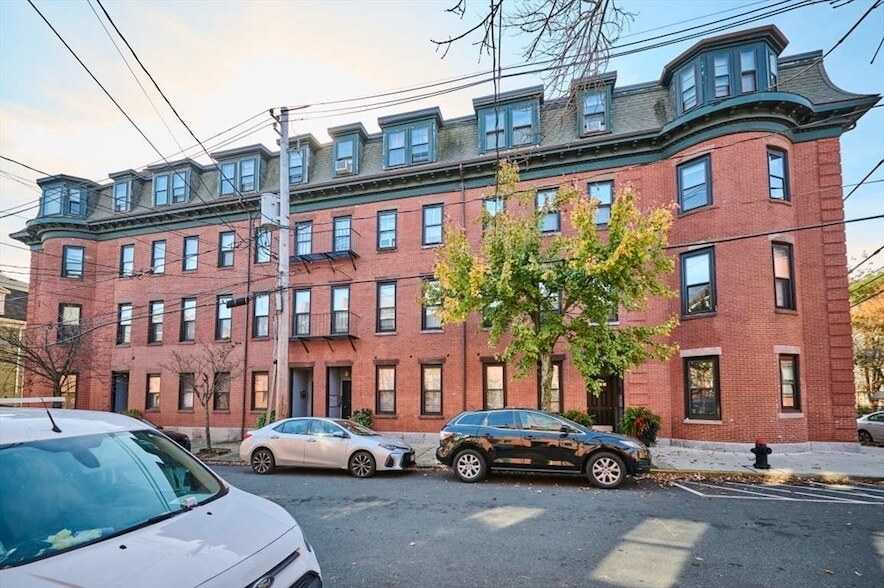 20 Beacon St, Unit 13 in Chelsea, MA - Building Photo