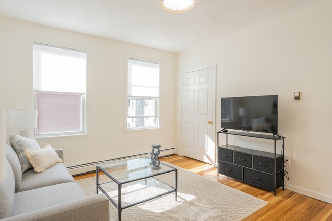 34 White Pl, Unit 3 in Brookline, MA - Building Photo - Building Photo
