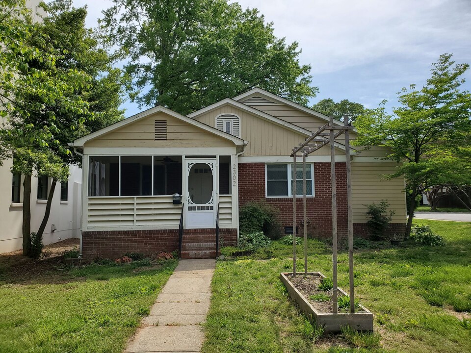 2302 Chesterfield Ave in Charlotte, NC - Building Photo