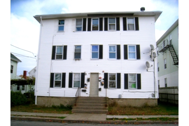 45 Lorraine St in Pawtucket, RI - Foto de edificio