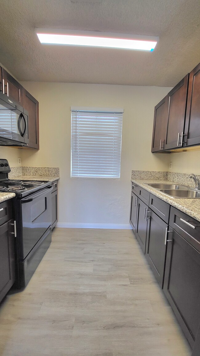 Merlayne Apartments in Henderson, NV - Foto de edificio - Building Photo