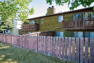 4604 75 St NW in Calgary, AB - Building Photo - Building Photo