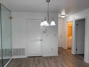 614 Waterford Dr, Unit 614 in Edison, NJ - Building Photo - Building Photo