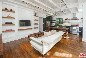 704 Vernon Ave in Los Angeles, CA - Building Photo - Building Photo