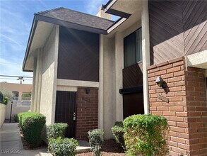 2139 Pine Breeze Ln in Las Vegas, NV - Building Photo - Building Photo