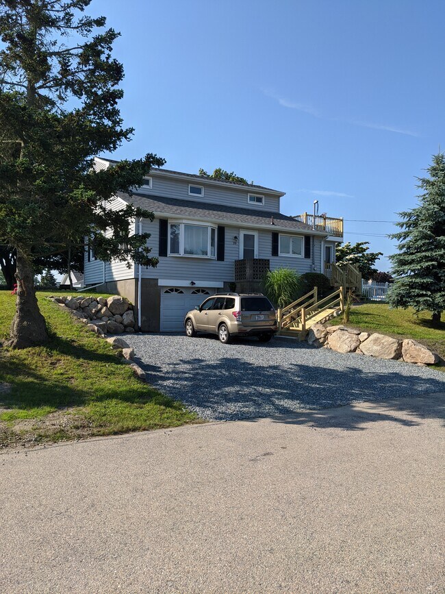 20 Spruce Ave in Narragansett, RI - Building Photo - Building Photo