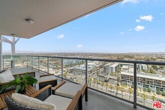 13600 Marina Pointe Dr in Marina Del Rey, CA - Building Photo - Building Photo