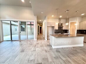 1386 E Lone Shore Dr in Eagle, ID - Building Photo - Building Photo