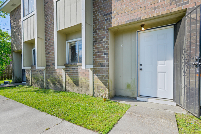 8756 Elvin Dr-Unit -C in Baton Rouge, LA - Building Photo