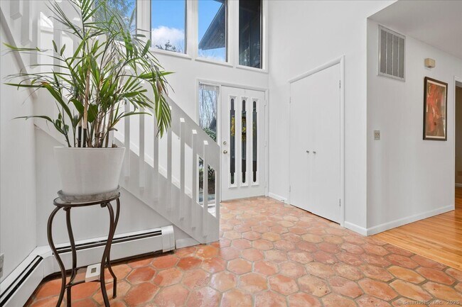 693 Den Rd in Stamford, CT - Building Photo - Building Photo