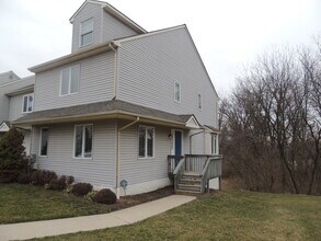 404 Pinebrooke Cir in Downingtown, PA - Building Photo - Building Photo