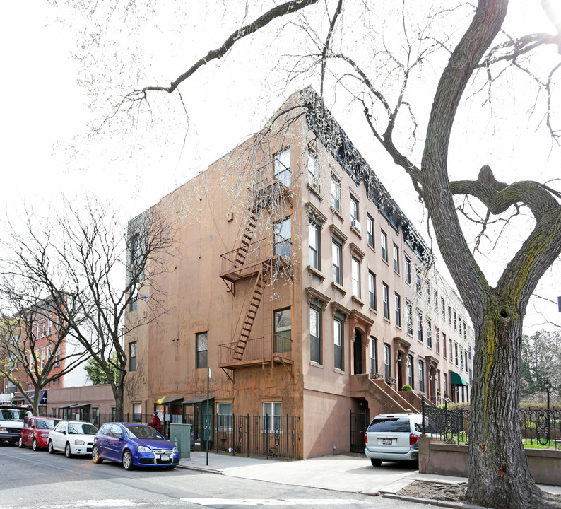 579-585 Henry St in Brooklyn, NY - Building Photo