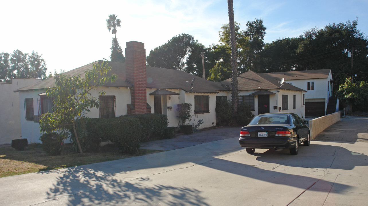 2123-2141 Lake Ave in Altadena, CA - Building Photo