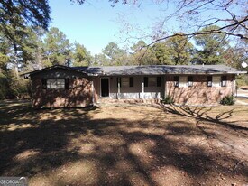 2590 Lake Capri Rd NW in Conyers, GA - Building Photo