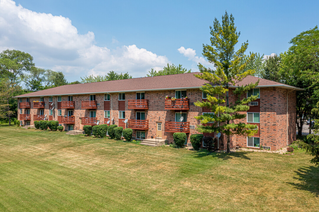 Heritage Green Apartments in Mundelein, IL - Building Photo