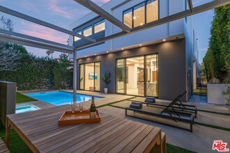 429 Kings Rd in Los Angeles, CA - Foto de edificio - Building Photo