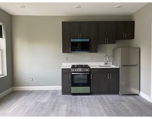 100 Shirley Ave-Unit -209 in Revere, MA - Foto de edificio - Building Photo