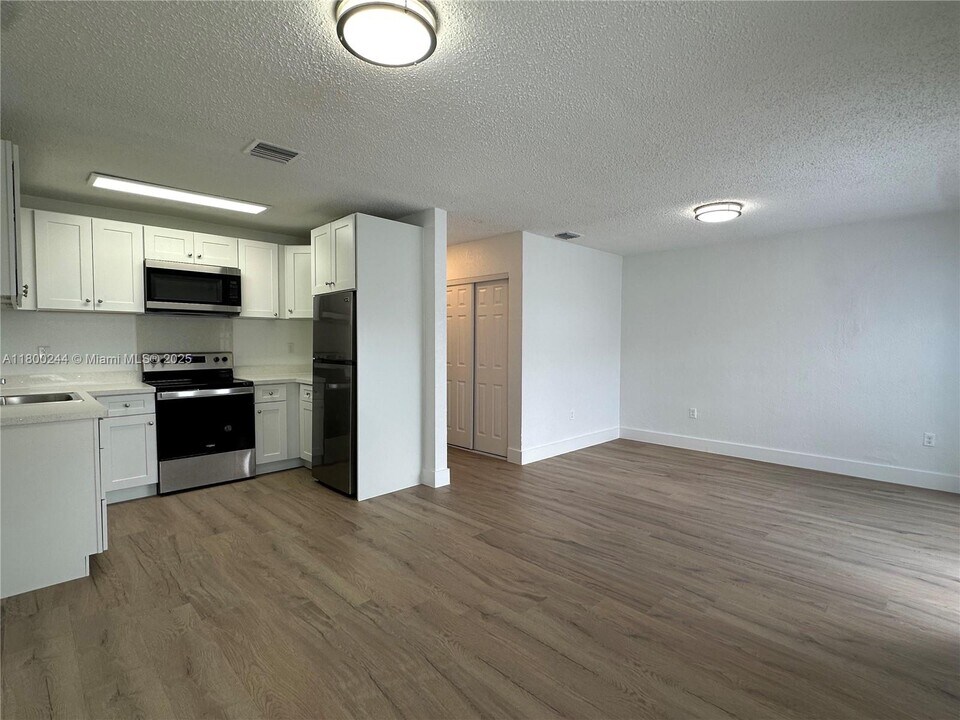 6032 SW 25th St in Miramar, FL - Building Photo