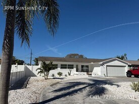 8432 136th St in Seminole, FL - Building Photo