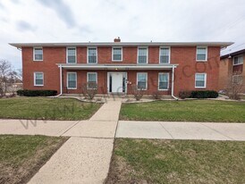 Colonial 2105 in Kenosha, WI - Building Photo