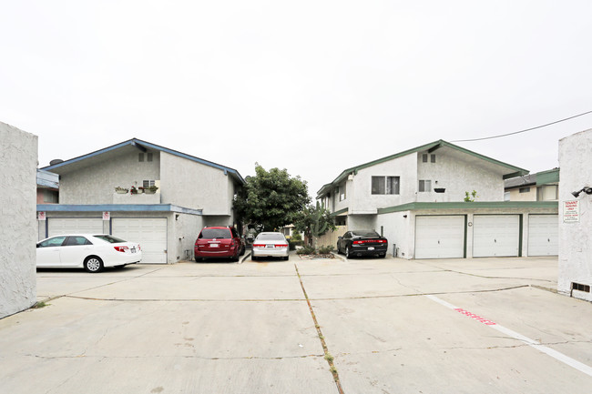 4011 Green Ave in Los Alamitos, CA - Foto de edificio - Building Photo