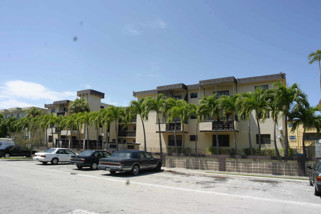 Olympus Apartments in North Miami Beach, FL - Building Photo - Building Photo