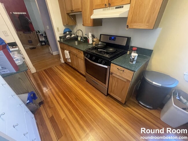 1999 Commonwealth Ave, Unit 33 in Boston, MA - Foto de edificio - Building Photo