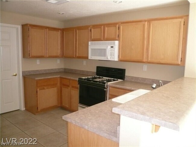 10210 Deerfield Beach Ave in Las Vegas, NV - Building Photo - Building Photo
